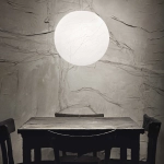 Biała zewnętrzna lampa wisząca świecąca kula z imitująca papier na taras Ideal Lux 226026 Carta E27 IP44 30cm x 242cm