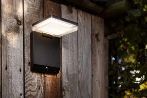 Zewnętrzna lampa ścienna solarna kinkiet na elewację Lutec 6943101012 Moze LED 8W 800LM 4000K IP44 Czujnik ruchu zmierzchu Czarny