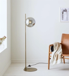 Lampa podłogowa nowoczesna złota z dymionym szklanym kloszem MarkSlojd 108274 Dione 134,5cm