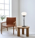 Lampa nocna z regulacją wysokości styl skandynawski mleczny szklany klosz z kontrastową czarną podstawą MarkSlojd 108276 Rise 75cm
