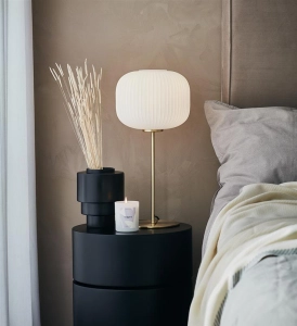 Lampa nocna stołowa złota z białym kloszem styl skandynawski szkło o zdobionej strukturze MarkSlojd 107819 Sober 50cm