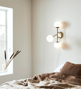 Lampa ścienna kinkiet złoty z włącznikiem i regulowanym ramieniem mleczne klosze szklane kulki MarkSlojd 108254 Trinity 3xG9