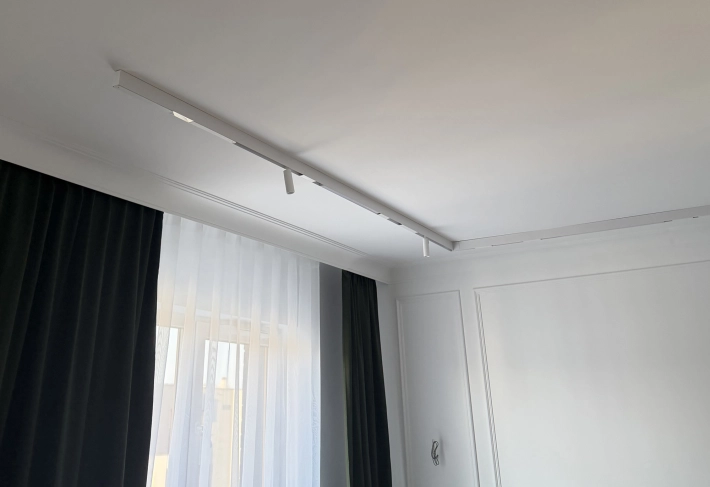 biale-glebokie-natynkowe-szynoprzewody-loonari-multiline-zamontowane (8).jpeg
