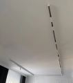 biale-glebokie-natynkowe-szynoprzewody-loonari-multiline-zamontowane (1).jpeg