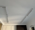 biale-glebokie-natynkowe-szynoprzewody-loonari-multiline-zamontowane (2).jpeg