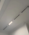biale-glebokie-natynkowe-szynoprzewody-loonari-multiline-zamontowane (4).jpeg