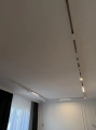 biale-glebokie-natynkowe-szynoprzewody-loonari-multiline-zamontowane (7).jpeg