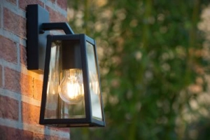 Czarna zewnętrzna lampa ścienna z szybką Lucide 29828/01/30 Matslot E27 IP23