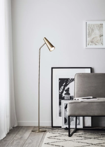Lampa podłogowa w stylu industrialnym metalowa kolor antyczne złoto klosz w kształcie stożka płaska okrągła podstawa MarkSlojd 107901 Peak 125cm