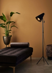 Lampa podłogowa czarna w stylu loft regulowany klosz w kształcie stożka smukły metalowy stelaż podstawa trójnóg MarkSlojd 107929 Cilla 150cm